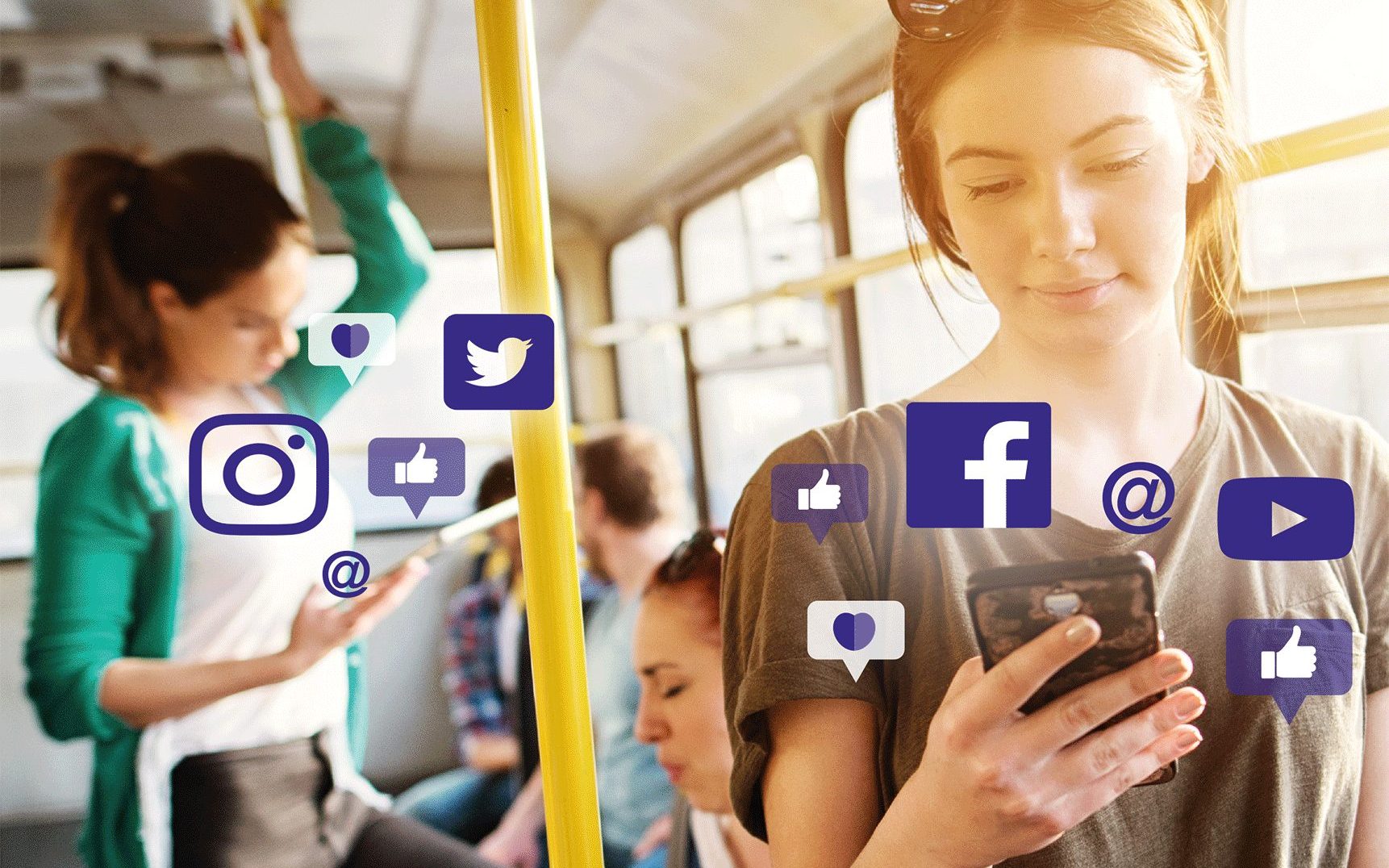 Henkilöillä on puhelimet kädessä bussissa ja esiin nousee eri sosiaalisen median tunnuksia.