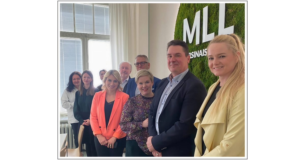 Kuvassa kansanedustajat Mia Lahdenperä (kok.), Aki Linden (sd.), Saku Nikkanen (sd.), Annika Saarikko (kesk.), ja Saara-Sofia Siren (kok.) sekä Lihastautiliiton, Liikehäiriösairauksien liiton ja Neuroliiton edustajat.