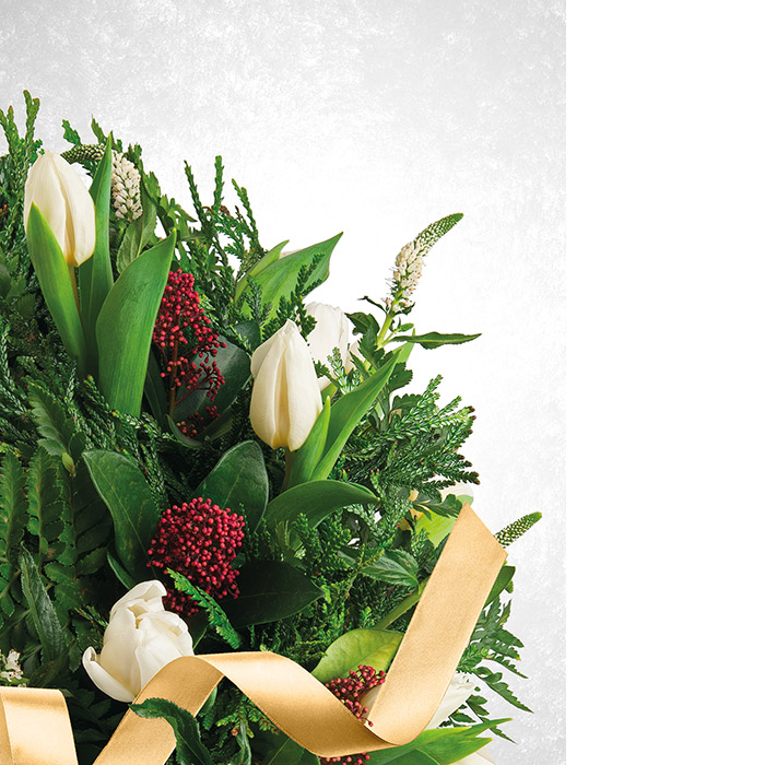 Adressin kannessa kukkakimppu, jossa valkoisia tulppaaneja, punaista ja vihreää sekä satiininauha.