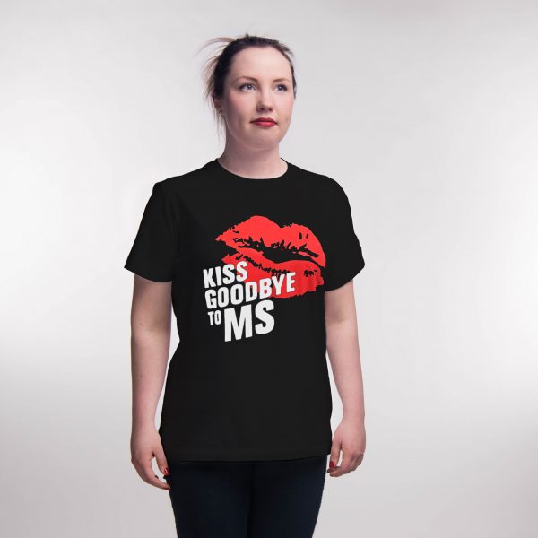 Mustassa t-paidassa printti, jossa punaiset juulet ja valkoisella teksti Kiss Goodbye to MS.