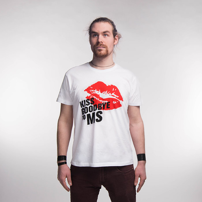 Valkoinen unisex-t-paita, jonka etupuolella punaiset huulet ja mustalla teksti Kiss Goodbye to MS.