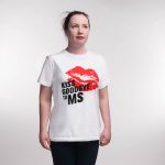 Valkoisessa t-paidassa printti, joos punaiset huulet ja mustalla teksti Kiss Goodbye to MS.